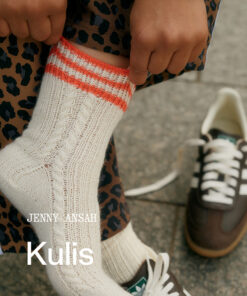 Alternative view of LAINE | Boek | My City, My Stitches: 15 relaxed knits - English